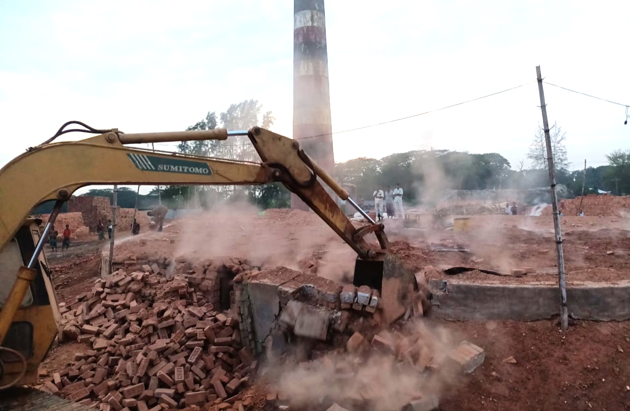 রামগতিতে অবৈধ ৫ ইটভাটা মালিককে ২০ লাখ টাকা জরিমানা